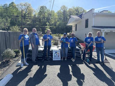Good Neighbors Committee mulching project with Foothills Housing